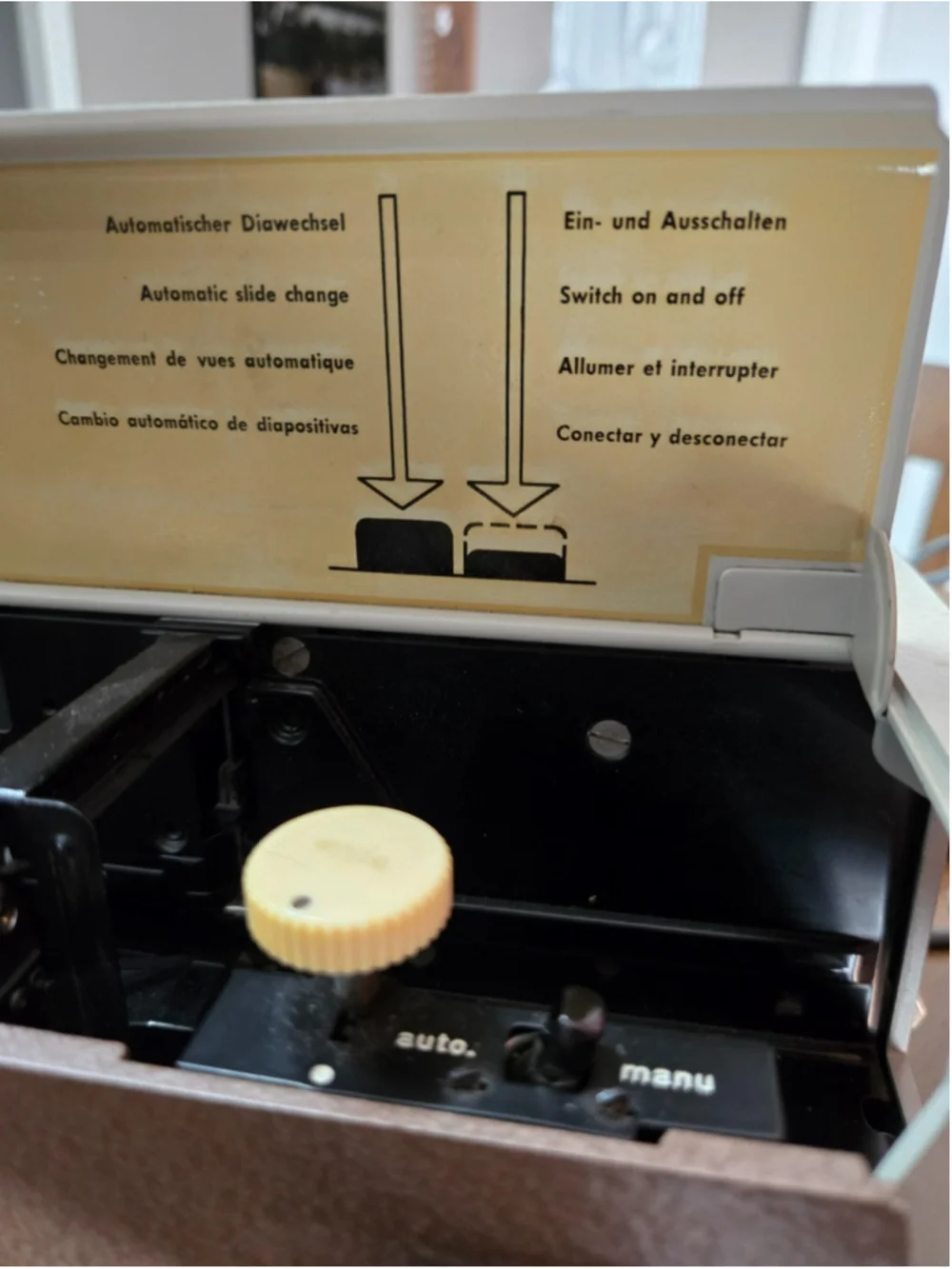 VTG Leitz Wetzlar Pradovit Slide Projector Color w/ Power & Remote Cord & Cover